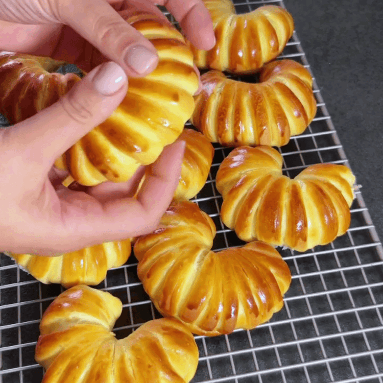 Image of Die Crescents etwa 15-20 Minuten backen, bis sie goldbraun sind.