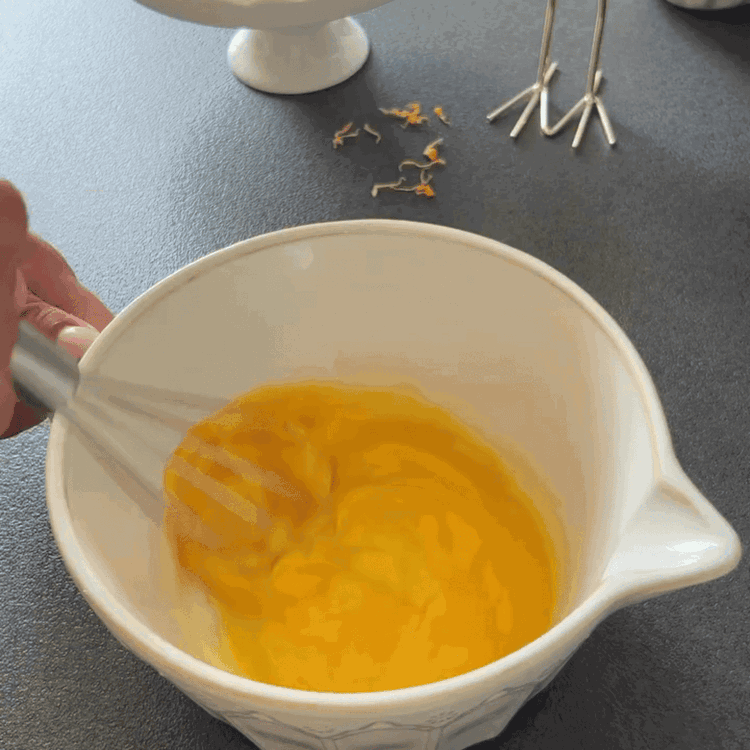 Image of I en bolle, visp sammen eggene, sukkeret, vegetabilsk olje, sitronskall,...