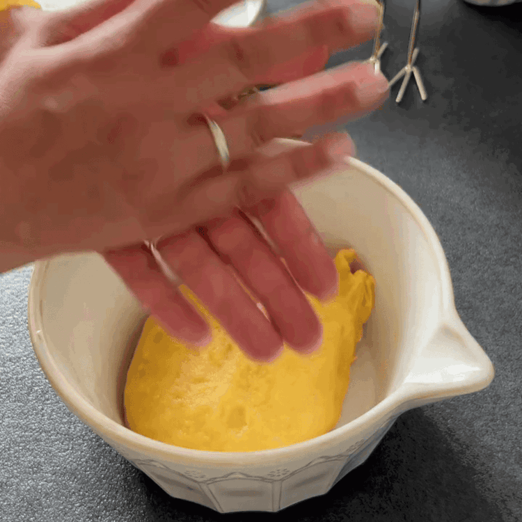 Image of Tilsett bakepulveret og inkorporer gradvis melet i blandingen. Kna deigen...