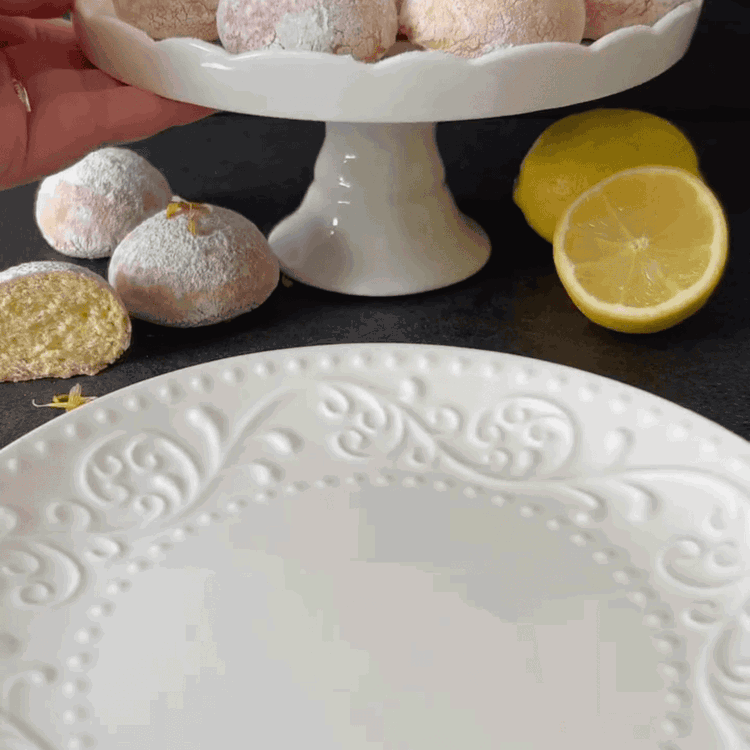 Image of Die Zitronenbällchen aus dem Ofen nehmen und vollständig abkühlen lassen, bevor sie serviert werden.