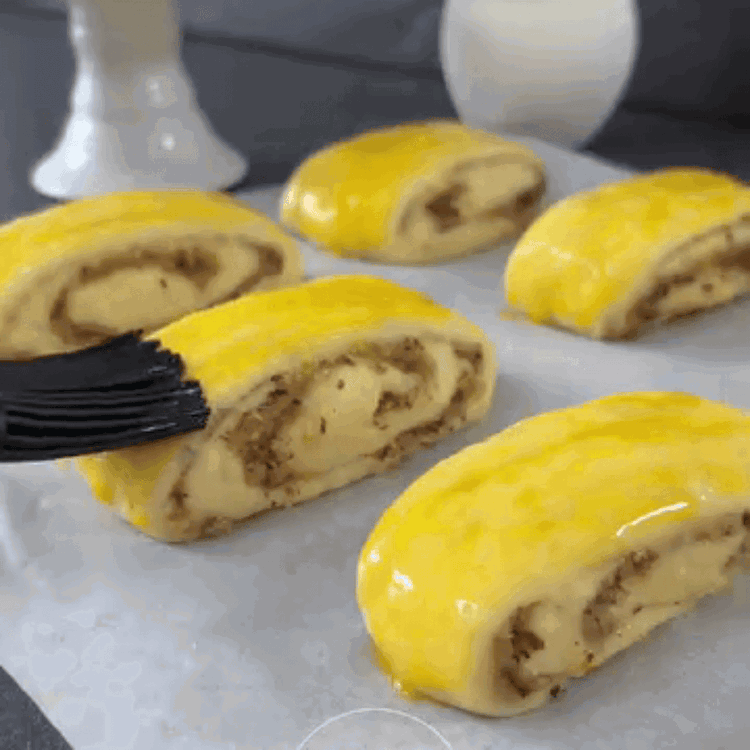 Image of Bateți gălbenușul de ou cu laptele și ungeți chiflele cu...