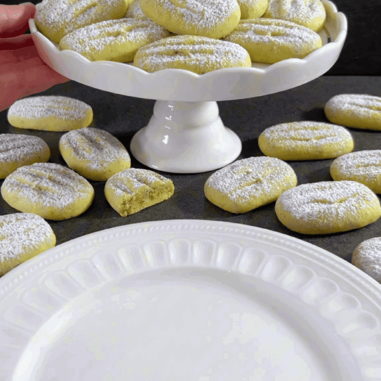 Image of Deja enfriar completamente las galletas después de hornear para mantener su forma. Espolvorea con azúcar en polvo después de enfriar.