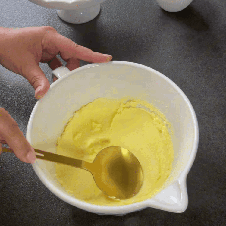 Image of Yumuşak tereyağını şekerle yaklaşık 3-4 dakika krema kıvamına gelene kadar...