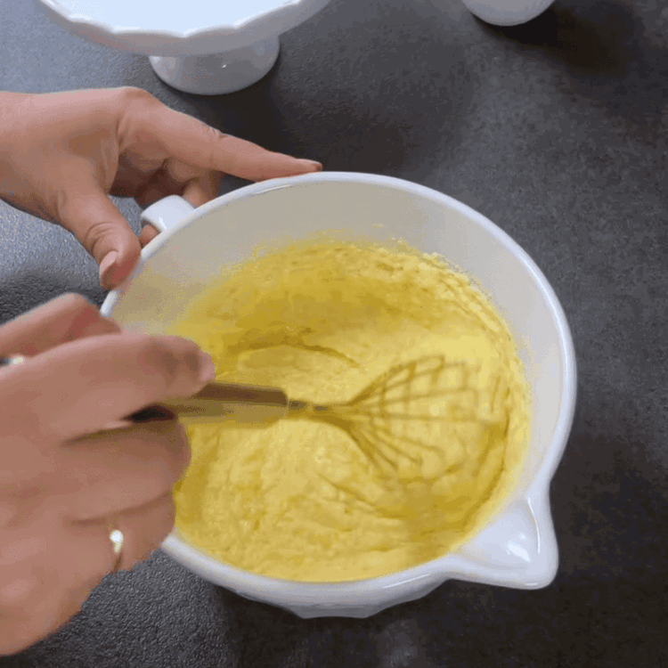 Image of Agrega la ralladura de naranja y el extracto de vainilla a la mezcla de mantequilla y huevos.