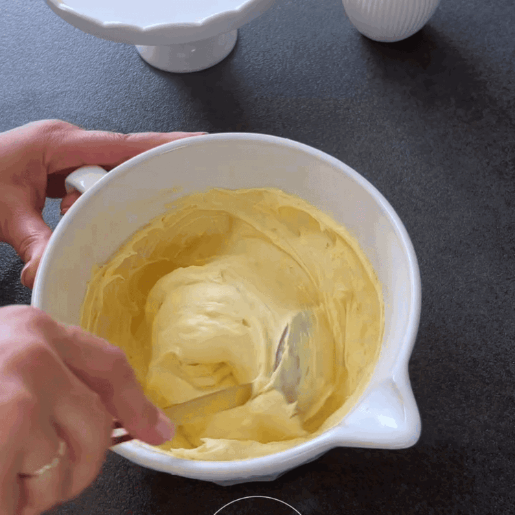 Image of Agrega alternando la mezcla de harina y 80 ml de jugo de naranja recién exprimido a la masa, mezclando hasta que todo esté bien combinado.