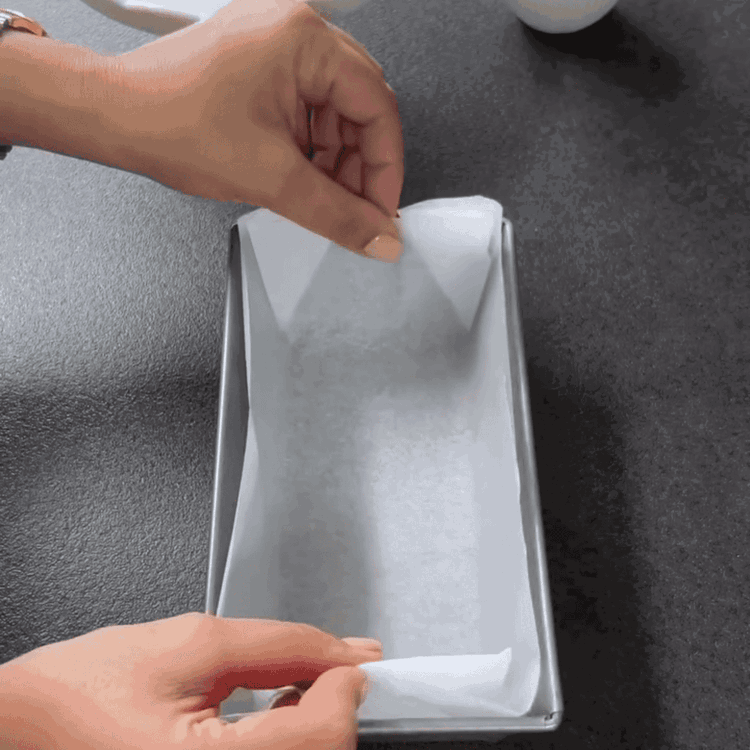 Image of Hamuru hazırlanan dikdörtgen tepsiye dökün ve düzleştirin.