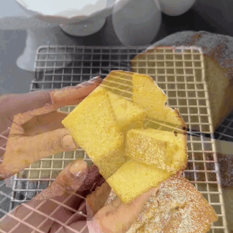 Image of Deja enfriar el pastel ligeramente en el molde, luego desmóldalo sobre una rejilla y deja que se enfríe completamente.