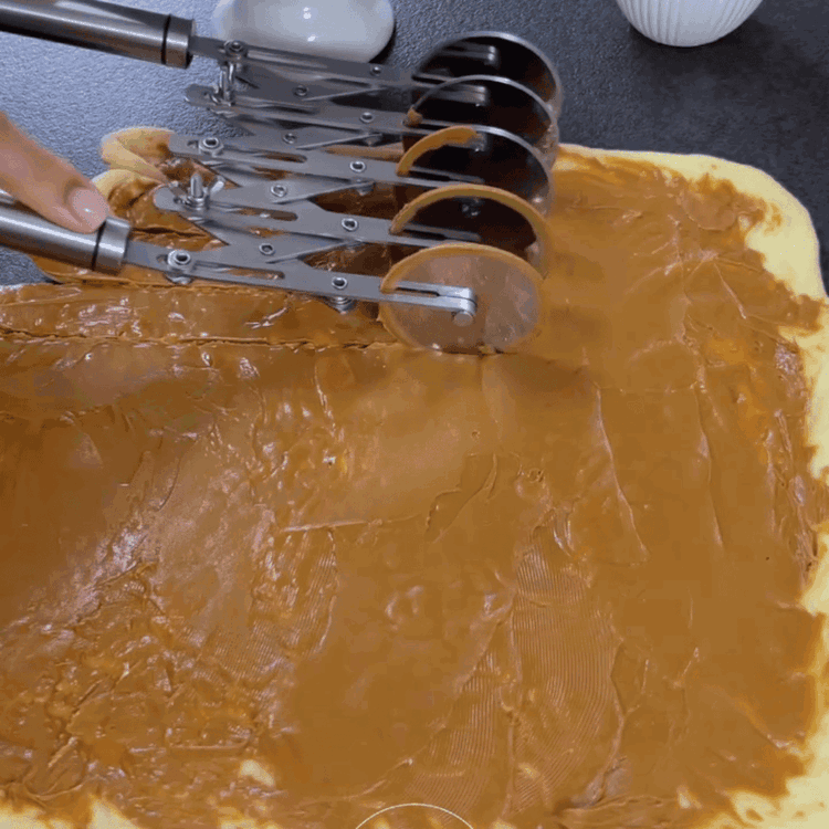 Image of Cut the dough into strips about 2-3 centimeters wide.