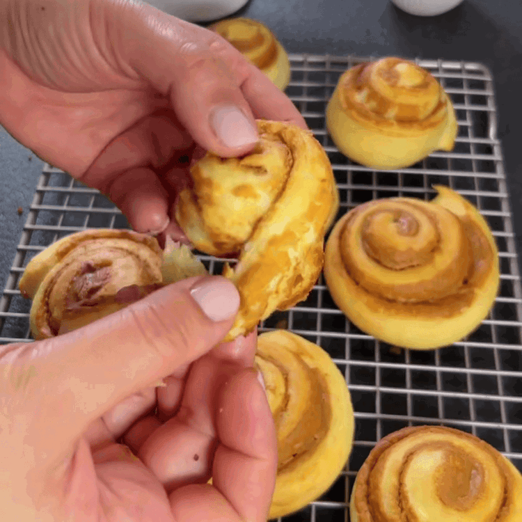 Image of Acoperă tava de copt și lasă aluatul să dospească timp...