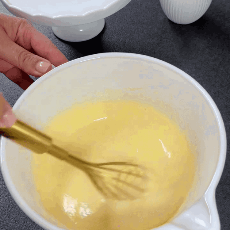 Image of Schlagen Sie die Eier und den Zucker, bis die Mischung...