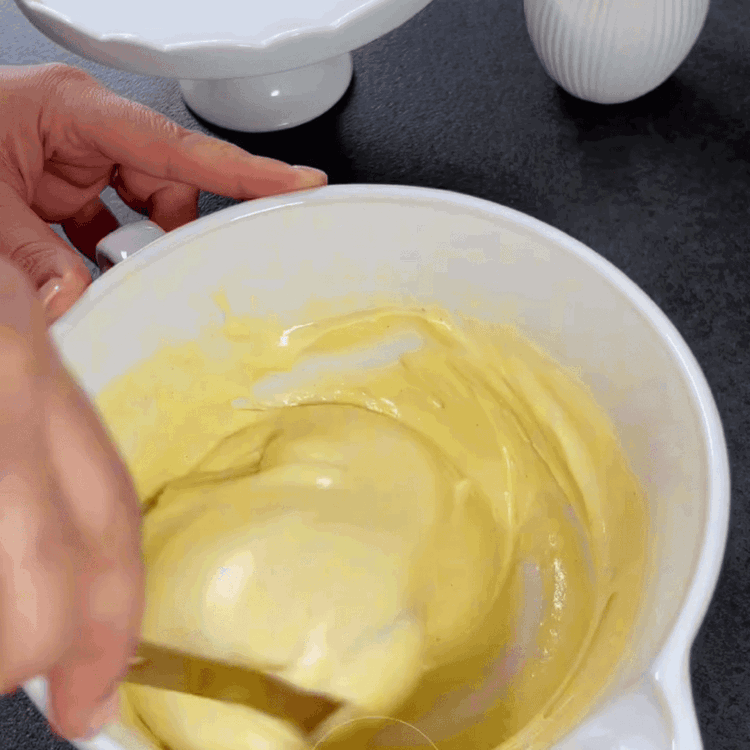 Image of Incorporez le beurre fondu jusqu'à obtenir une pâte lisse.