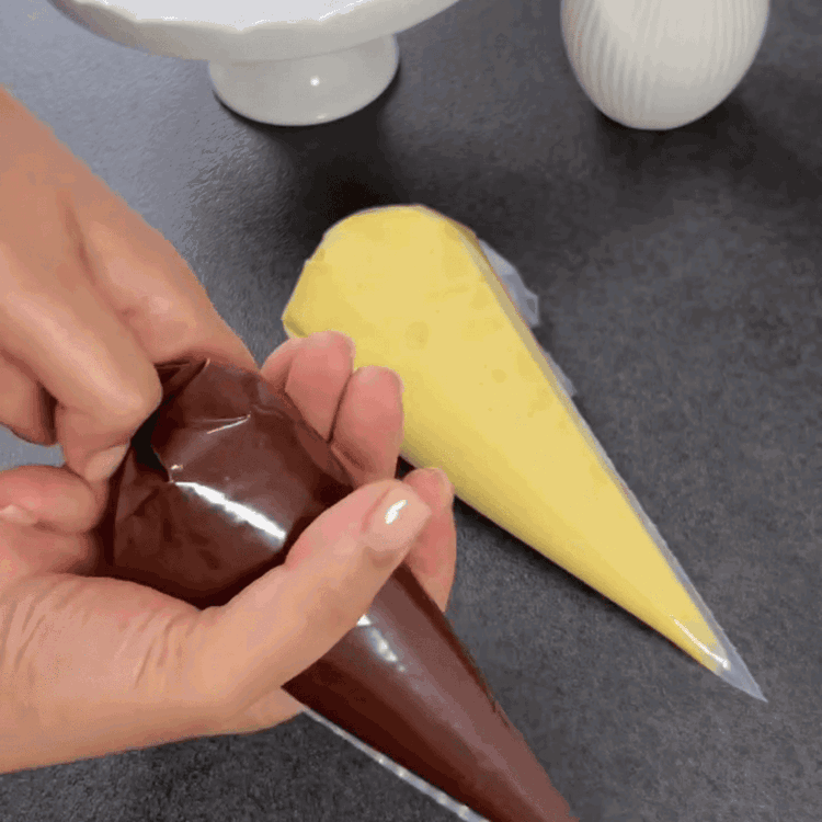 Image of Divisez la pâte en deux. Incorporez le cacao en poudre dans une moitié. Si la pâte devient trop épaisse après l'ajout du cacao, vous pouvez ajouter une à deux cuillères à soupe de lait pour obtenir la consistance désirée.