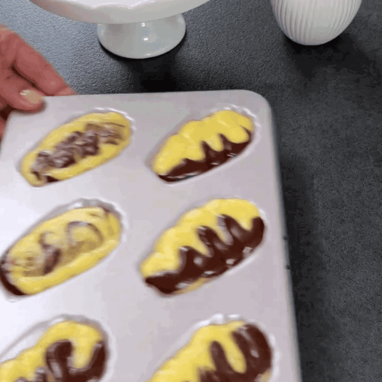 Image of Füllen Sie mit einem Spritzbeutel die Madeleinesformen abwechselnd mit den...