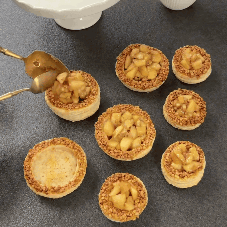 Image of Apasă ușor cercurile de aluat fraged răcite în centru pentru...