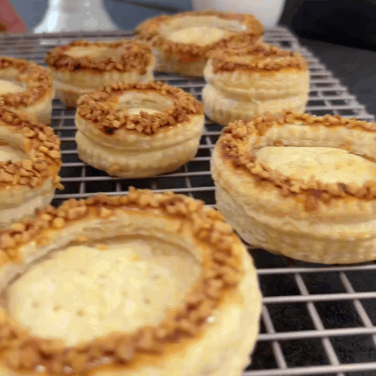 Image of Curăță, îndepărtează cotorul și taie merele cubulețe, apoi stropeste-le imediat...