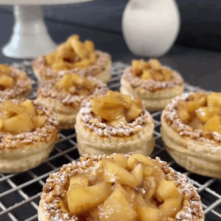 Image of Presară ușor marginile plăcintelor cu zahăr pudră și bucură-te de...