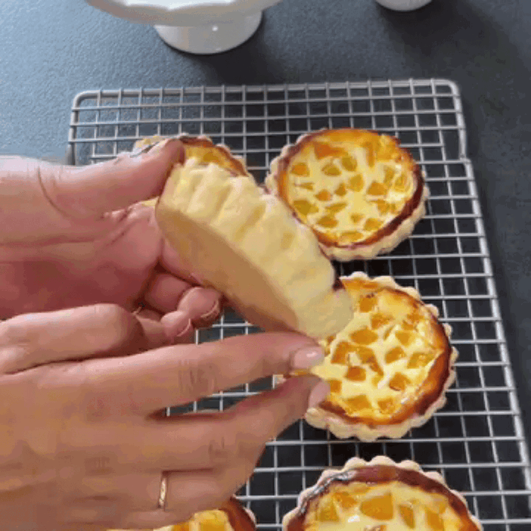 Image of Pažljivo izvadite tartaletice iz kalupa. Premažite vrhove ohlađenih tartaletica javorovim...