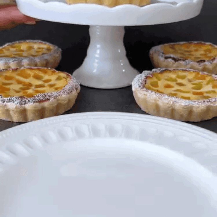 Image of Na kraju, pospite tartaletice s malo šećera u prahu.