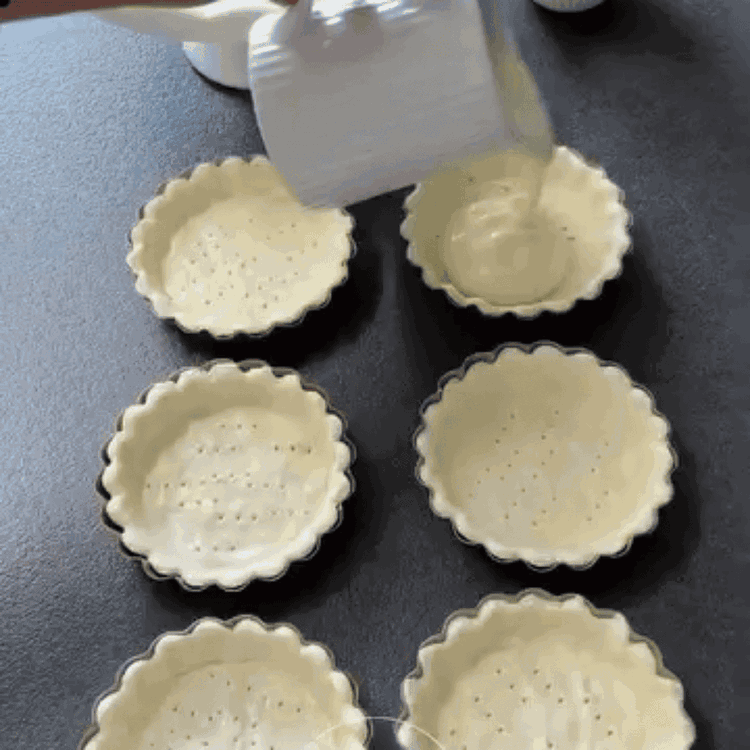 Image of Narežite kajsije na male komade i rasporedite ih po punjenju...