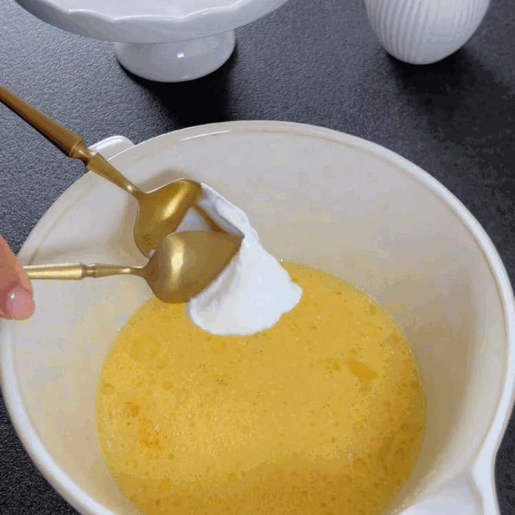 Image of En un tazón, bate todos los ingredientes líquidos: aceite vegetal, huevos, azúcar, leche, crema y yogur.