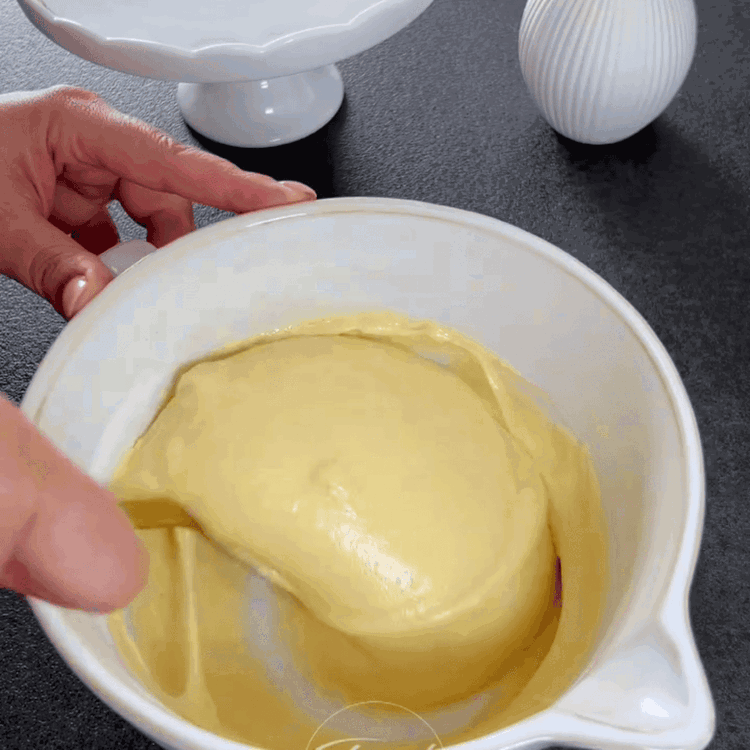 Image of En un tazón separado, combina los ingredientes secos: harina, polvo de hornear y sal.