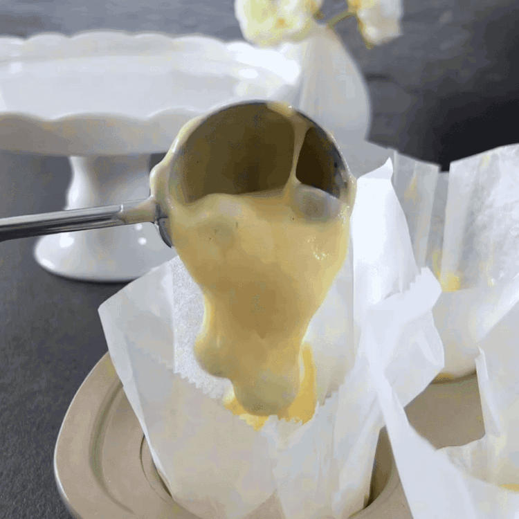 Image of Llena los moldes de muffins preparados hasta 3/4 de su capacidad.