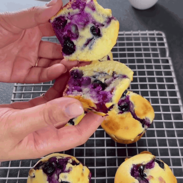 Image of Hornea los muffins durante 8 minutos, luego reduce la temperatura a 180 grados Celsius (350 grados Fahrenheit). Continúa horneando durante otros 15 minutos o hasta que un palillo insertado en el centro salga limpio.