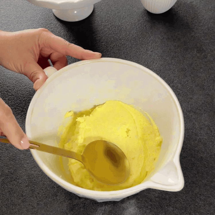 Image of In una ciotola, mescola lo zucchero e la scorza di...