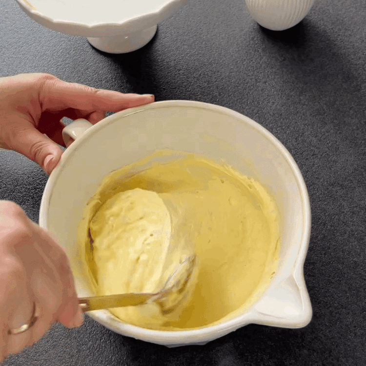 Image of Aggiungi il burro morbido al mix di zucchero e limone...
