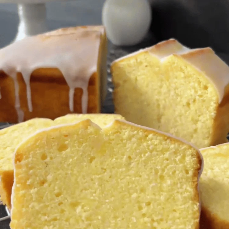 Image of Za glazuru, pomiješajte šećer u prahu s limunovim sokom dok ne postane glatko, a zatim prelijte preko ohlađene torte.
