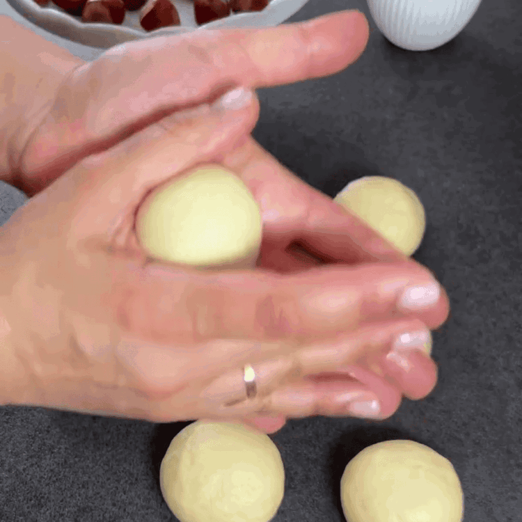 Image of Aus dem gegangenen Teig 9 kleine Bälle formen, etwa 50 g schwer.
