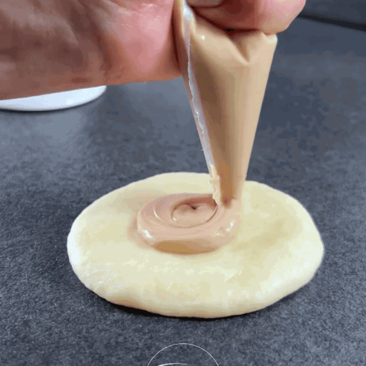 Image of Aperte levemente as bolas, espalhe 1 colher de chá de...