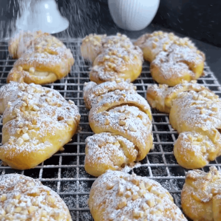 Image of Asse-os no forno preaquecido a 180 graus Celsius por aproximadamente...