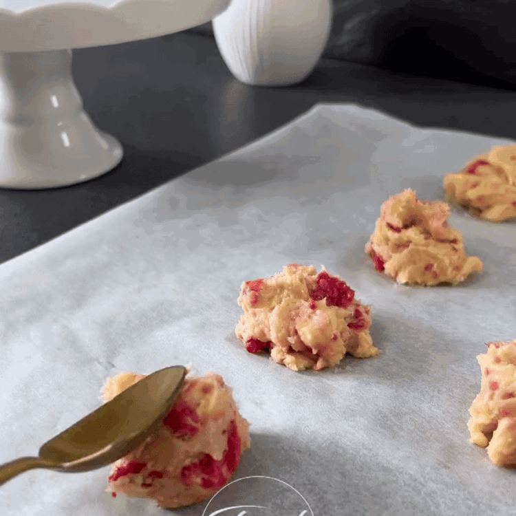 Image of Πάρτε κουταλιές ζύμης και τοποθετήστε τις στο προετοιμασμένο ταψί. Κάντε...