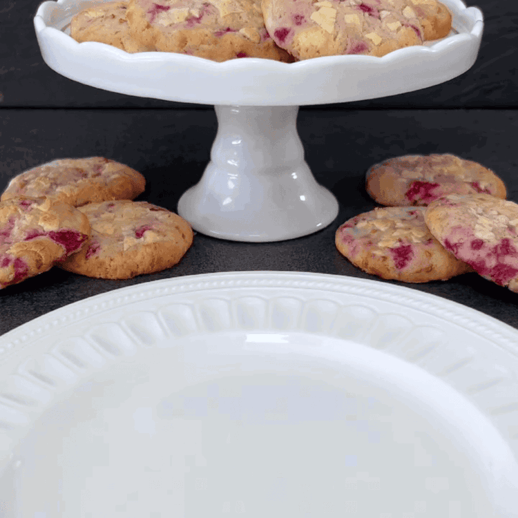 Image of Deja enfriar las galletas en la bandeja durante unos minutos antes de transferirlas a una rejilla para que se enfríen completamente.