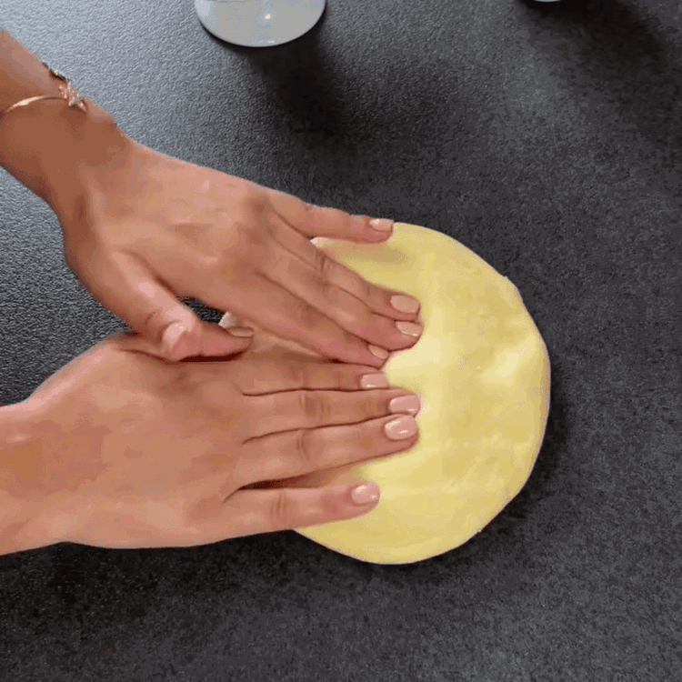 Image of Mehl, Hefe, 1 TL Zucker und etwas von der lauwarmen Milch in einer Schüssel vermengen. 10 Minuten ruhen lassen. Den Rest der Milch, Zucker, Salz, Butter und Ei hinzufügen. Zu einem glatten Teig kneten und 1 Stunde gehen lassen.