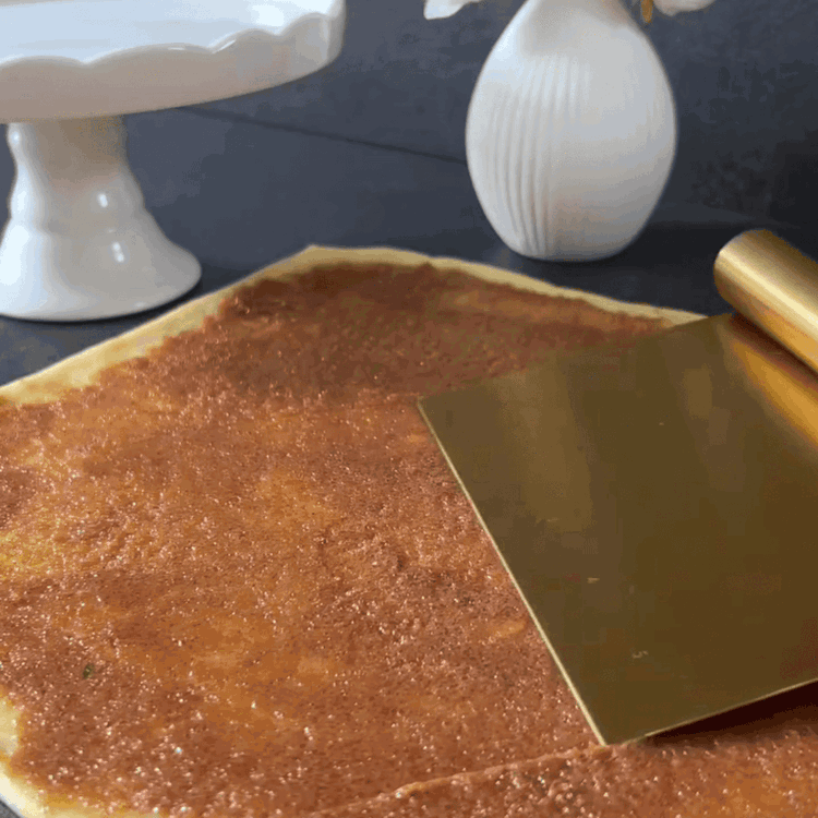 Image of Întinde aluatul, întinde umplutura, pliază și taie în fâșii. Împletește...