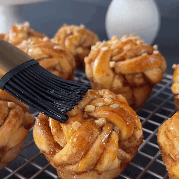 Image of Ungem cu gălbenuș de ou și lapte, presărăm cu nuci...