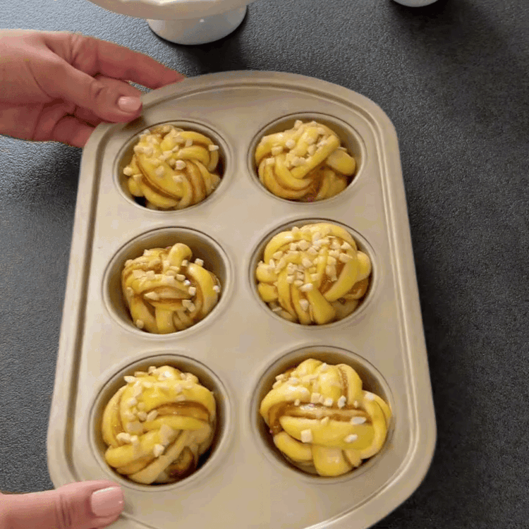 Image of Așază nodurile într-o tavă de brioșe unsă. Lasă să crească...