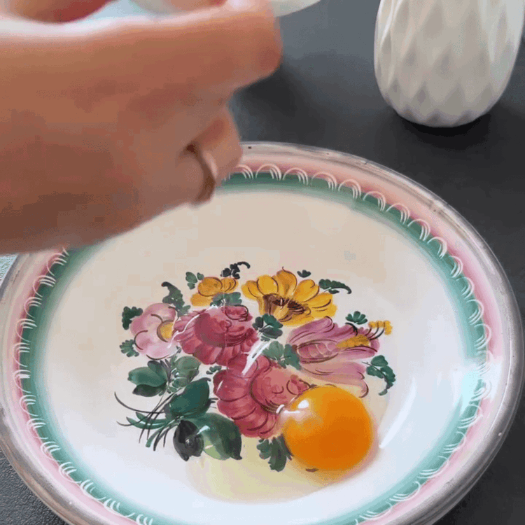 Image of W misce ubij jajka, cukier i sól na puszystą masę....