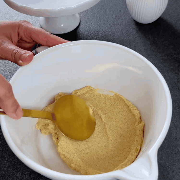 Image of في وعاء، اخلط الدقيق ومسحوق الخبز والملح.