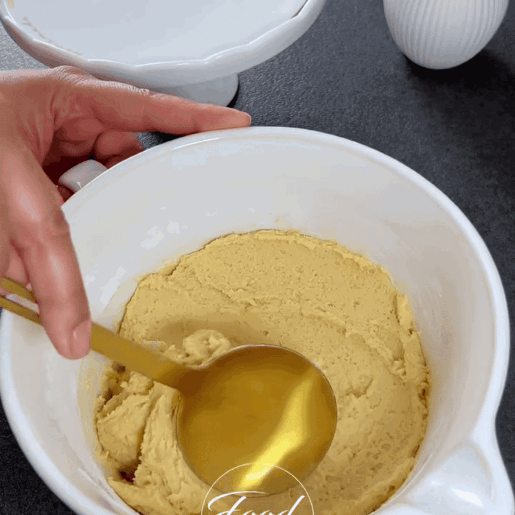 Image of In einer anderen Schüssel die weiche Butter und den braunen Zucker cremig rühren. Fügen Sie das Ei und den Vanilleextrakt hinzu und mischen Sie gut.