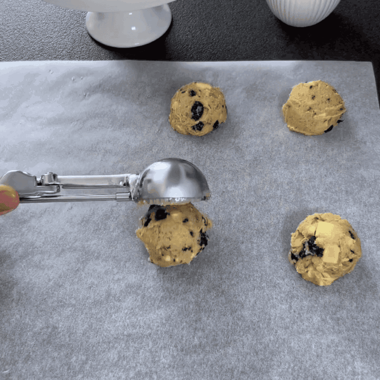 Image of باستخدام ملعقة طعام، ضع كميات صغيرة من العجين على ورقة...