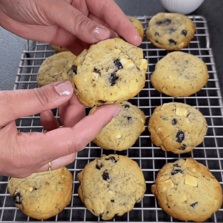 Image of Backen Sie die Kekse im vorgeheizten Ofen etwa 10-12 Minuten oder bis sie goldbraun sind.