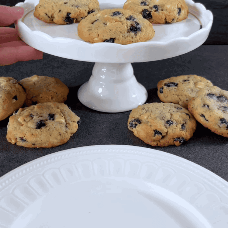 Image of أخرجها من الفرن واتركها لتبرد على ورقة الخبز لبضع دقائق...