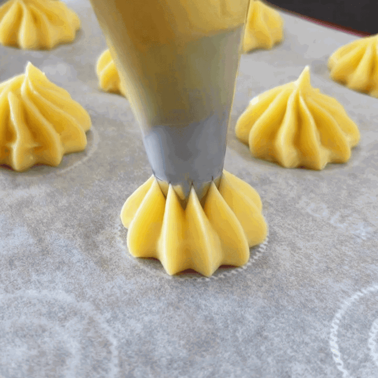 Image of Pipărați porții mici de aluat cu lățimea de 5 cm...