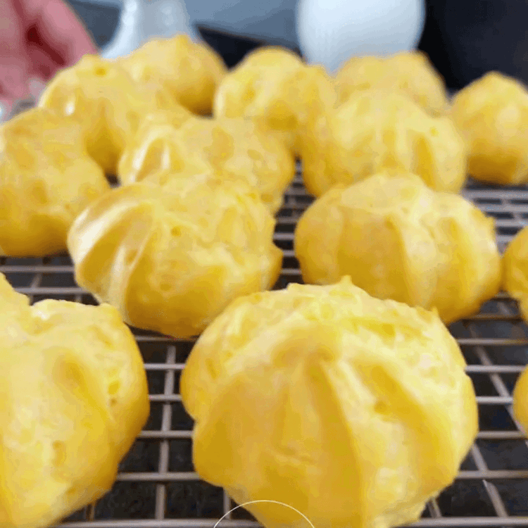 Image of Puneți mini choux-urile în cuptorul preîncălzit. După 20 de minute,...