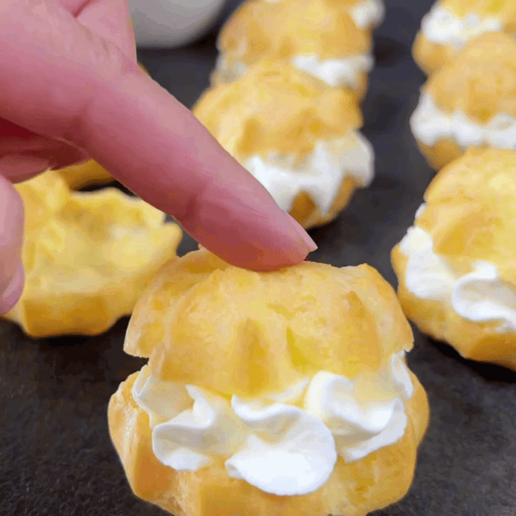 Image of Tăiați choux-urile pe orizontală și umpleți-le cu smântâna bătută