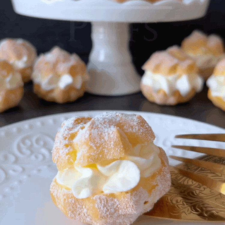 Image of Garnisiți cu fructe proaspete sau presărați cu zahăr pudră după...