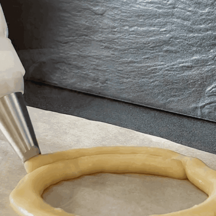 Image of Formați un al doilea cerc deasupra primului, asigurându-vă că se...